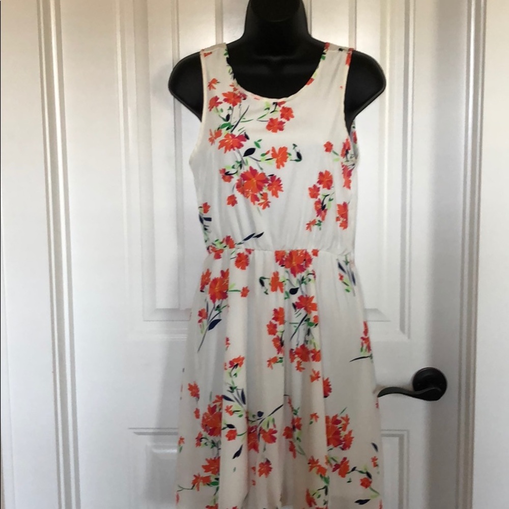 Lovely white summer dress w/ small floral design